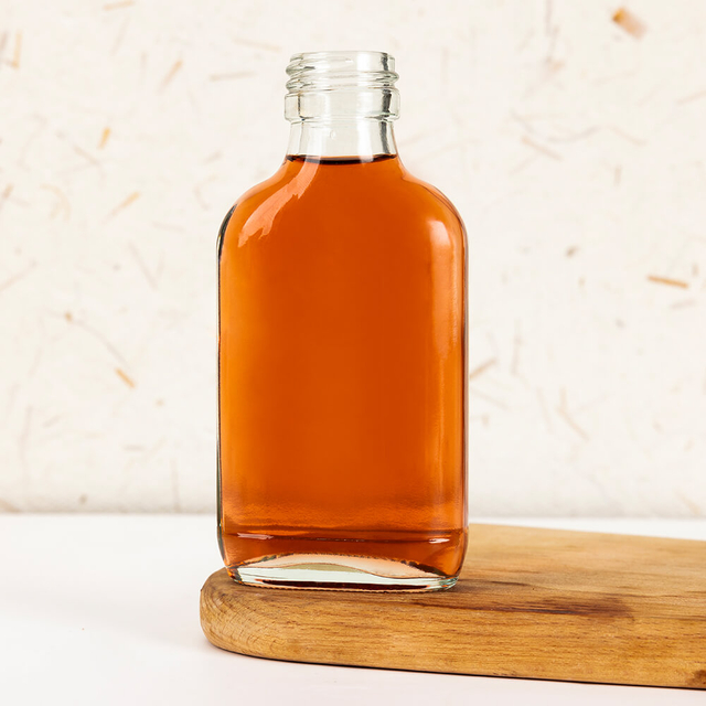 En stock 100 ml de bouteilles de verre de poche à vodka à file plate à vendre