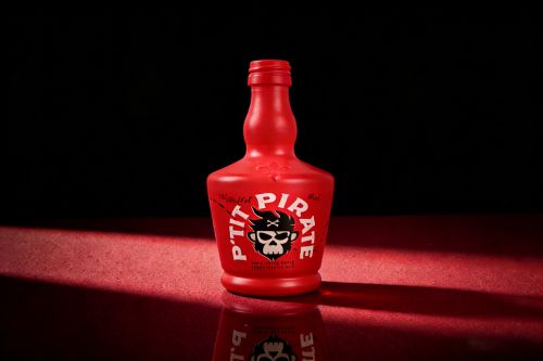 bouteille de spiritueux en verre rouge