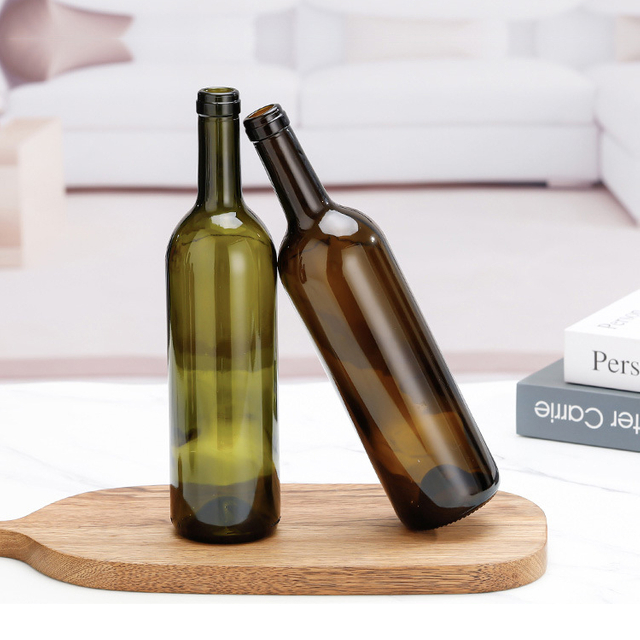 Bouteille de vin rouge de Bordeaux bouchée par ambre vert vide de 750 ml