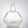 Bouteille liuqor en verre de forme angulaire avec c&ocirc;t&eacute;s &agrave; facettes