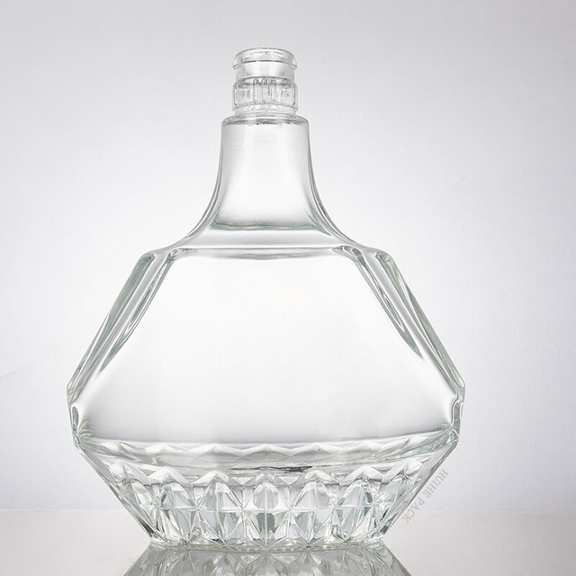 Bouteille liuqor en verre de forme angulaire avec côtés à facettes