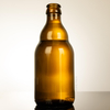 En stock, bouteille de bi&egrave;re en verre vide ambr&eacute;e avec bonnet de couronne