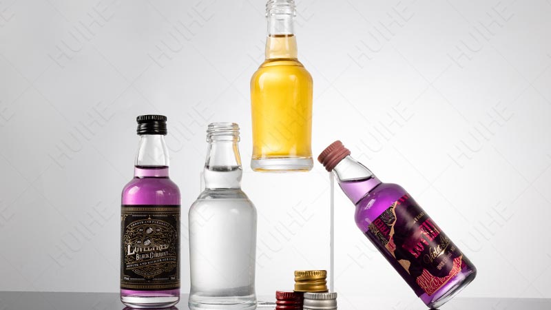 Diff&eacute;rentes tailles de bouteilles de vodka en verre - mini bouteille de vodka