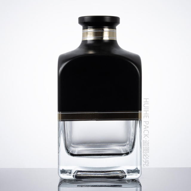 Bouteille de whisky carrée en verre de conception noire mate de 500 ml 700 ml