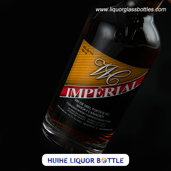 Bouteille d'alcool &eacute;tiquet&eacute;e