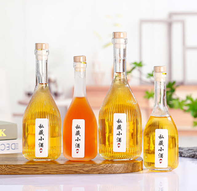 Bouteilles en verre de vin doux rayées à long col