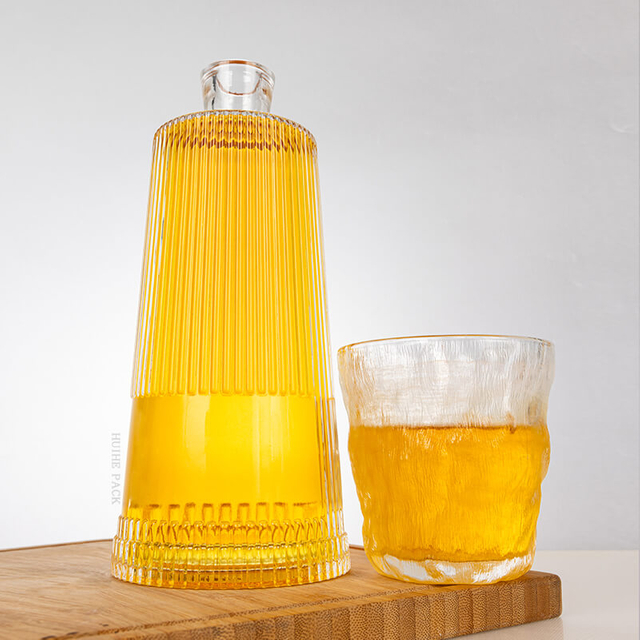 Bouteille d'alcool en verre nervur&eacute; vertical avec bouchons personnalis&eacute;s