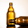 En stock, bouteille de bi&egrave;re en verre vide ambr&eacute;e avec bonnet de couronne