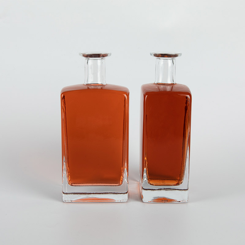 bouteille d'alcool en verre