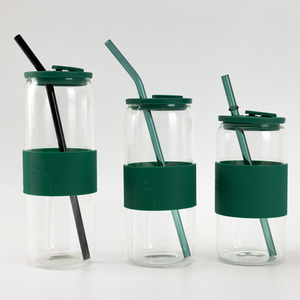 Grande bouteille de boisson cylindrique en verre borosilicat&eacute; transparent avec bande en silicone