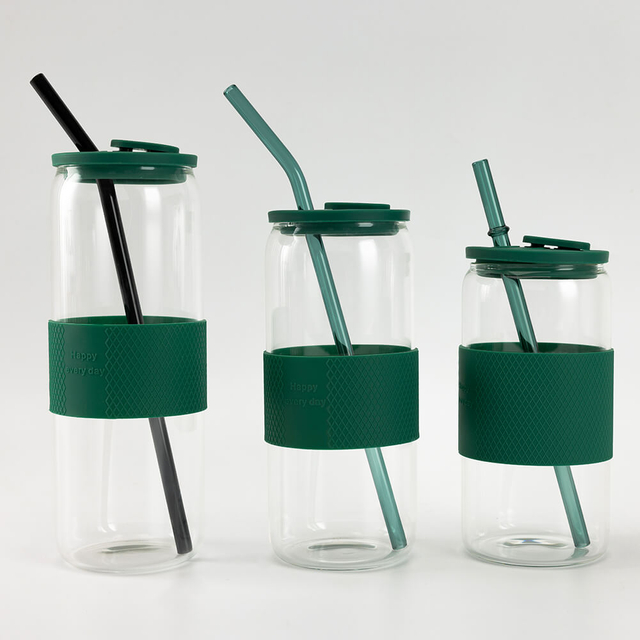 Grande bouteille de boisson cylindrique en verre borosilicat&eacute; transparent avec bande en silicone