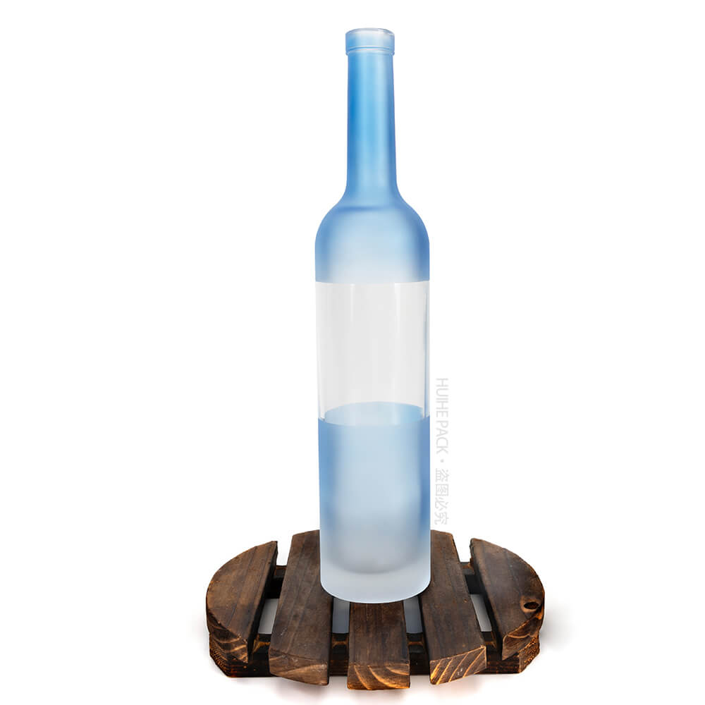 bouteille d'alcool en verre bleu