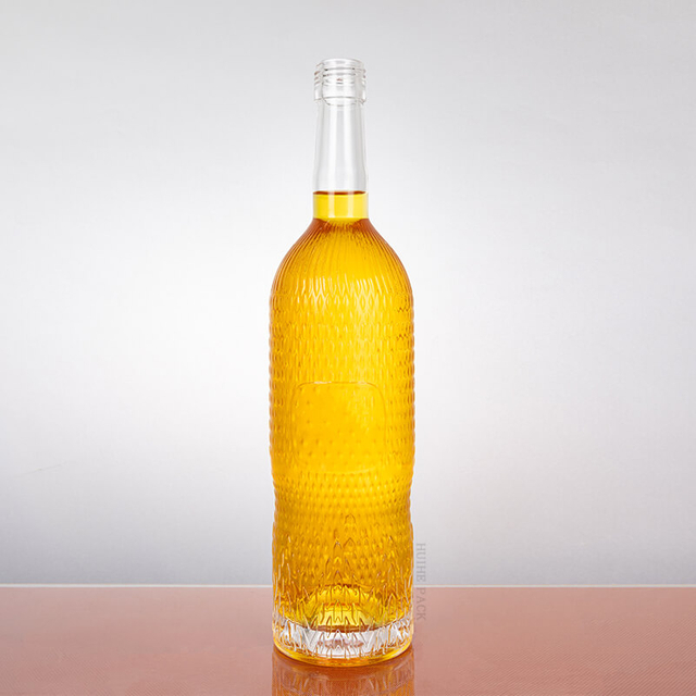 Bouteille de vodka en verre transparent de texture en forme de galets