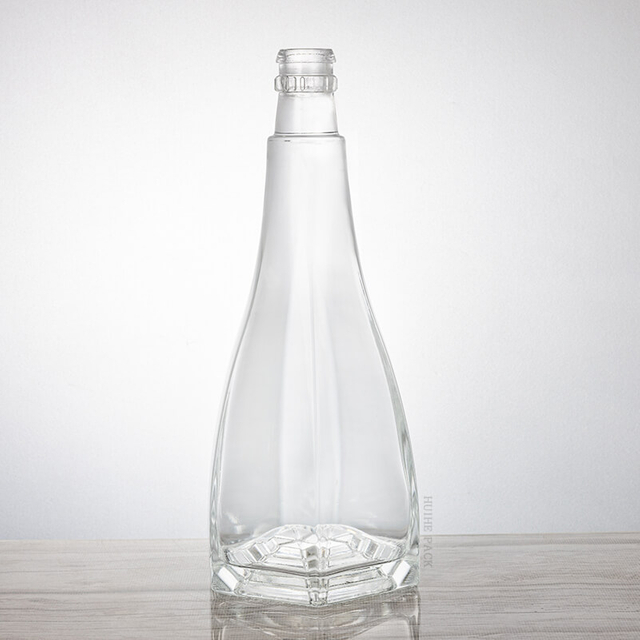 Bouteille d'alcool en verre conique rationalisée avec des crêtes verticales