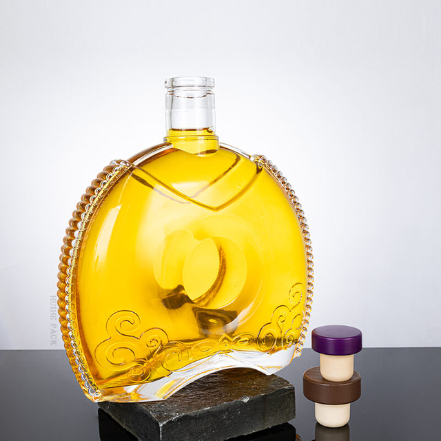 Bouteille d'alcool ovale plate avec motif en forme de chaîne autour