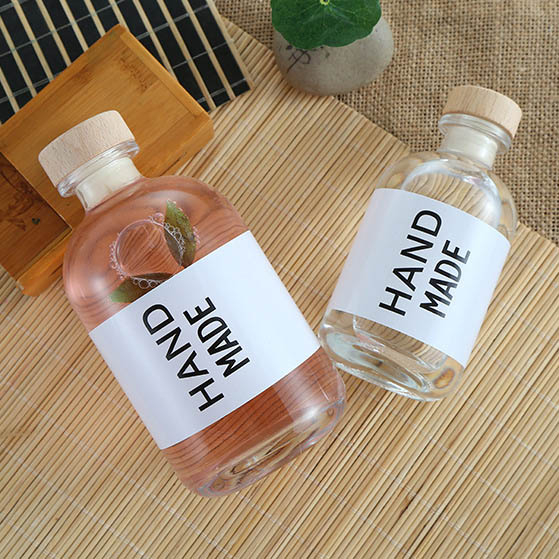 Bouteille en verre de vin à fruits rond clairs