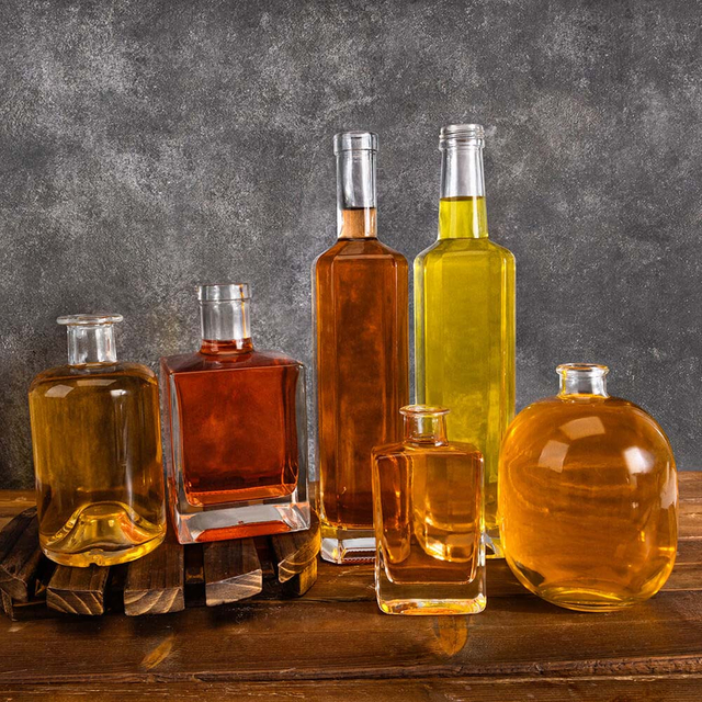 En bouteilles en verre d'alcool rond transparent stockée