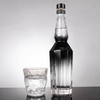 Bouteille de whisky en verre angulaire hexagonal avec long cou