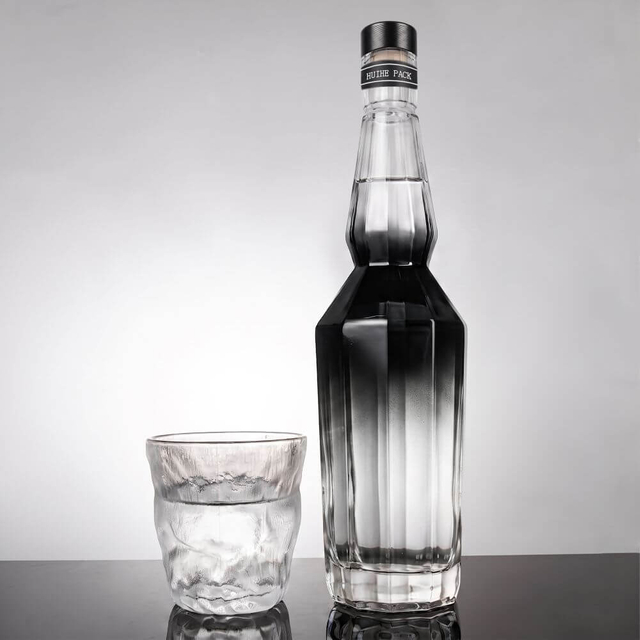 Bouteille de whisky en verre angulaire hexagonal avec long cou