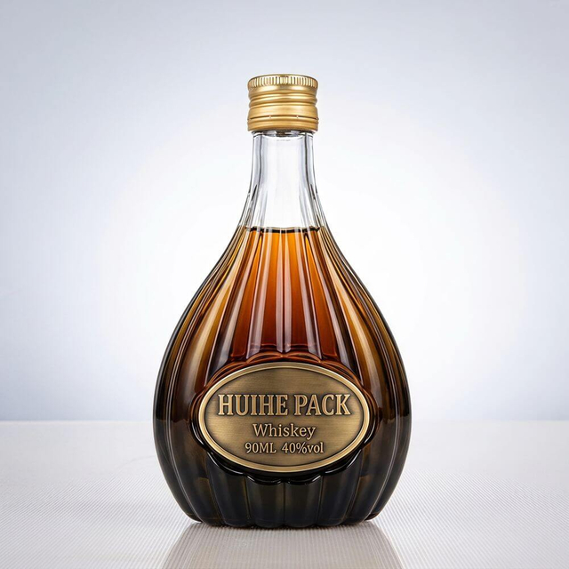 Bouteille d'alcool en verre en forme de poire avec motifs verticaux c&ocirc;tel&eacute;s