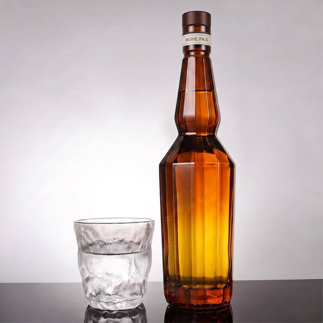 Bouteille de whisky en verre angulaire hexagonal avec long cou