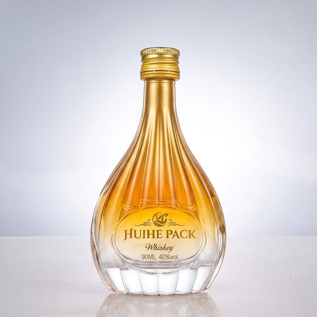 Bouteille d'alcool en verre en forme de poire avec motifs verticaux c&ocirc;tel&eacute;s